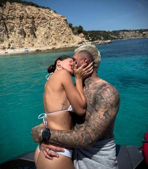 Ibiza Yangın Yeri: Gel Bir Sarayım Aşkın Olayım