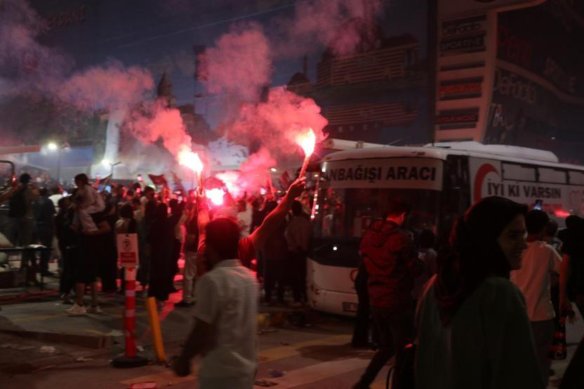 Batman Petrolspor - Vanspor FK maçının coşkusunu dev ekranlarda yaşadılar Düğününde karşılaşmayı izledi...