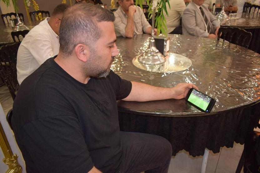 Batman Petrolspor - Vanspor FK maçının coşkusunu dev ekranlarda yaşadılar Düğününde karşılaşmayı izledi...