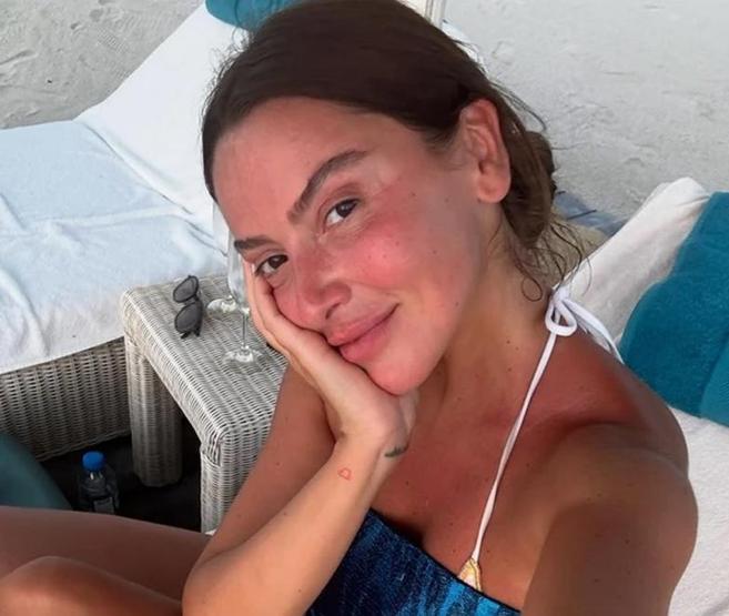 Hadise Maldivler’de nefes kesen tatil pozlarıyla sosyal medyayı salladı