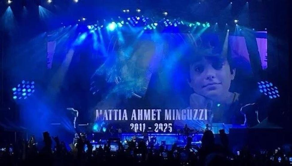 Guns N Roses konserinde Mattia Ahmet Minguzzi anıldı Ahmetin anısına hediye