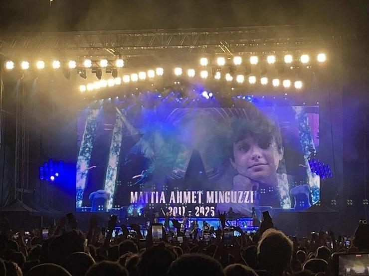 Guns N Roses konserinde Mattia Ahmet Minguzzi anıldı Ahmetin anısına hediye