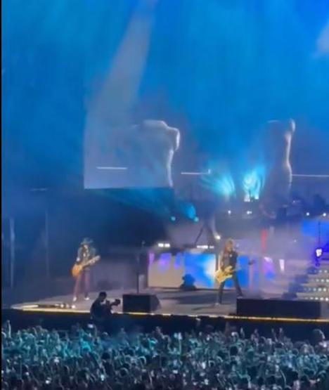 Guns N Roses konserinde Mattia Ahmet Minguzzi anıldı Ahmetin anısına hediye