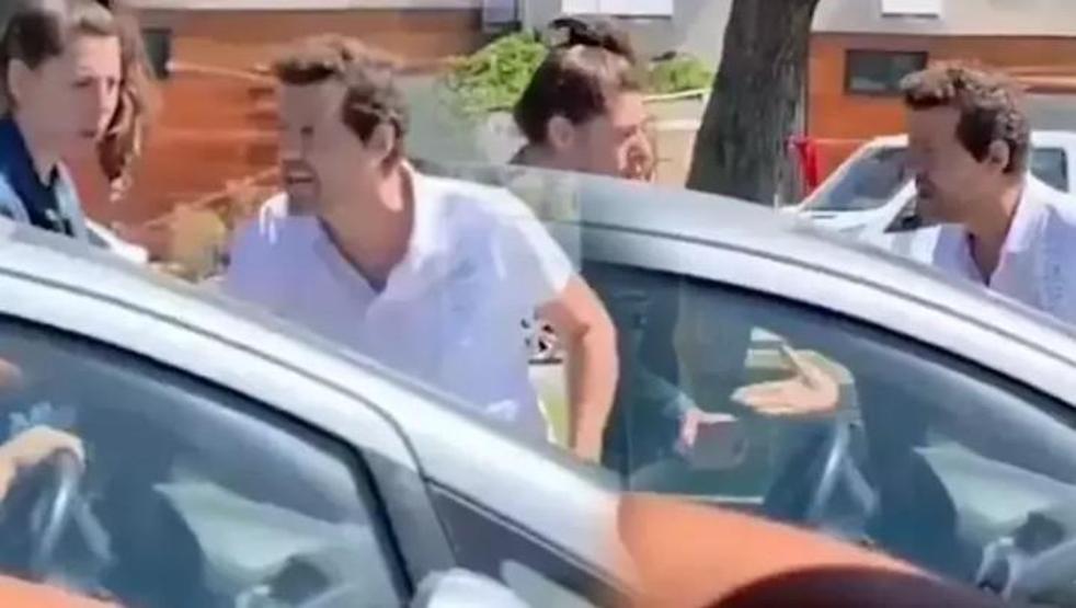 Trafikte sinir krizi geçirmişti Sert sözler ve ağır küfürler İlker Aksumdan açıklama geldi: ÖZÜR DİLERİM