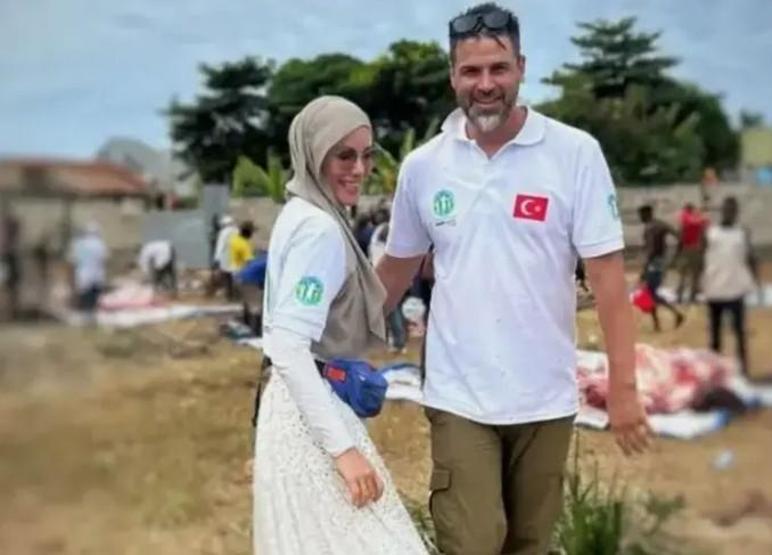 Gamze Özçelik ve Reshad Strik, 1. evlilik yıl dönümünü Afrika’da kutladı