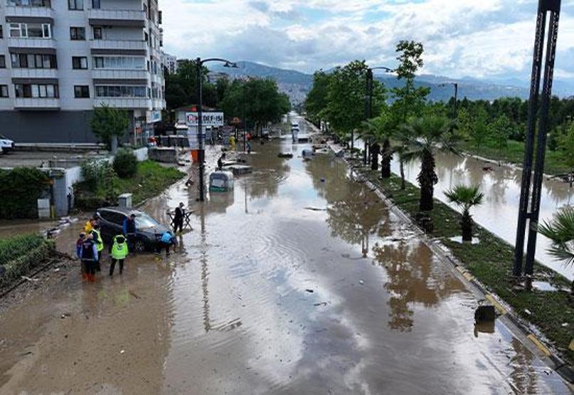 Trabzonda şiddetli yağış hayatı felç etti: Yollar göle döndü | Kayıp 1 kişi aranıyor