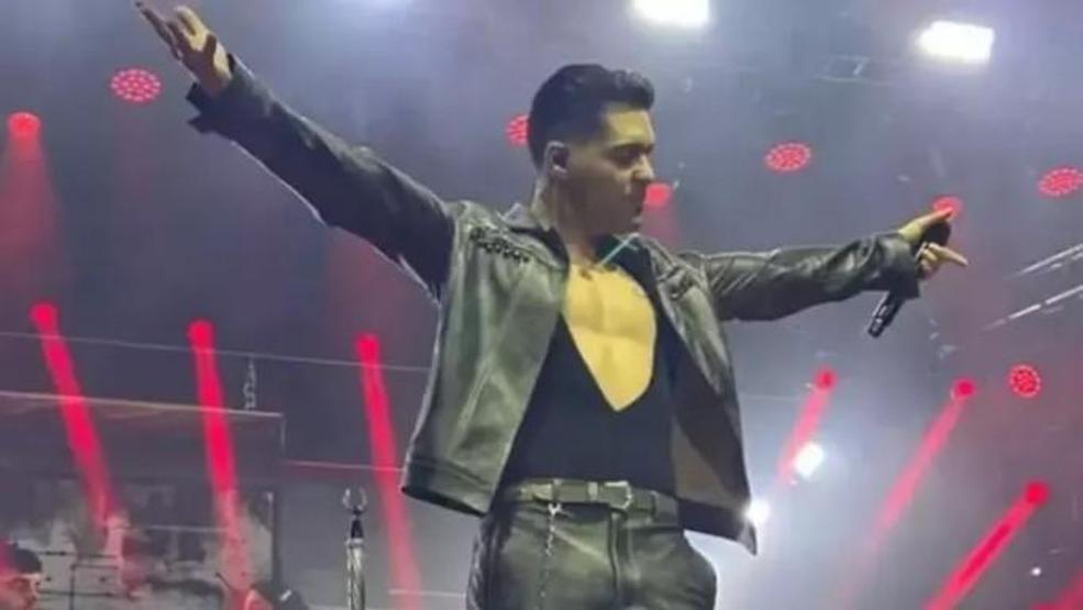 Emir Can İğrekin Cesur Sahne Kıyafeti Sosyal Medyayı Salladı