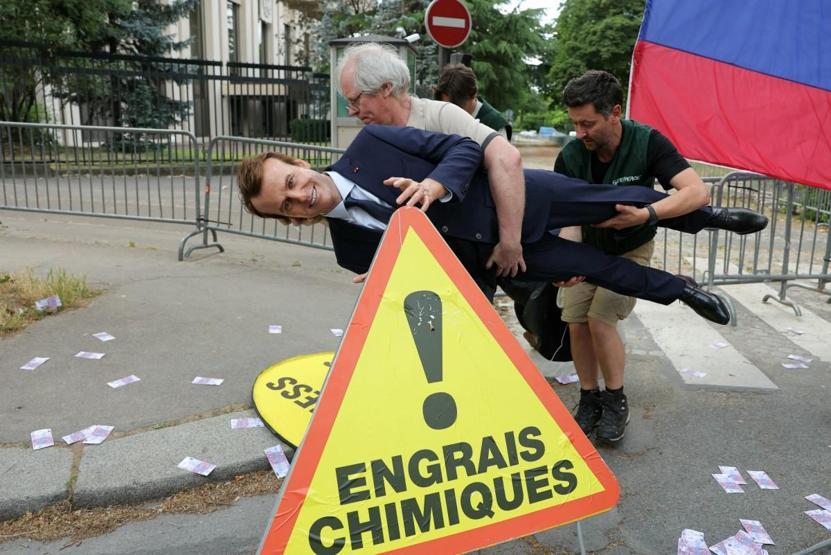 Macronun balmumu heykeli müzeye iade edildi: Ödünç aldık