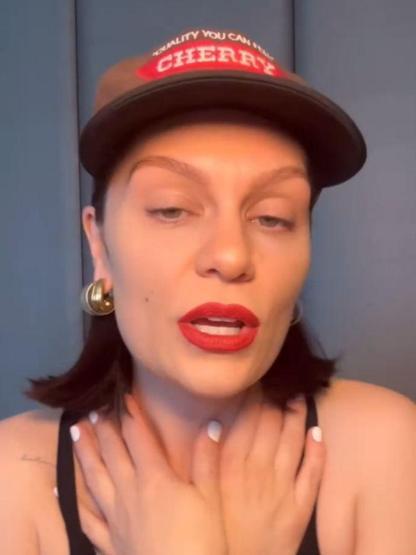 Jessie J meme kanserine yakalandı Her 8 kadından birinde görülüyor Bu belirtilere dikkat