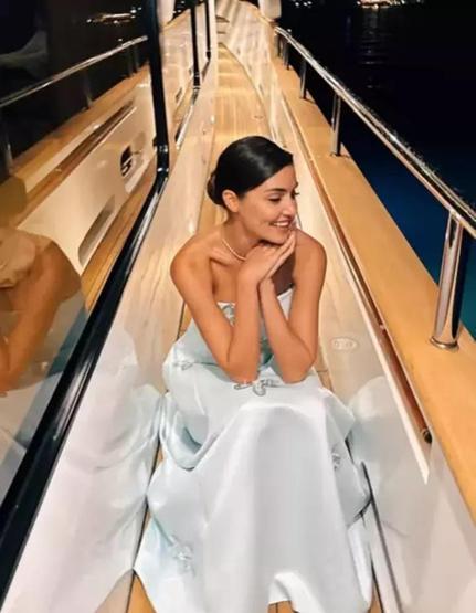 Tekne pozu olay olmuştu Hande Erçelin elbisesinin fiyatı ortaya çıktı