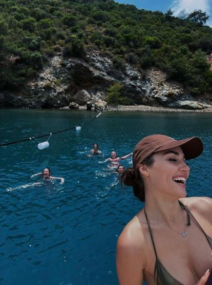 Hande Erçel-Hakan Sabancı çiftinden tekne pozu AŞIKLAR MAVİ TURDA