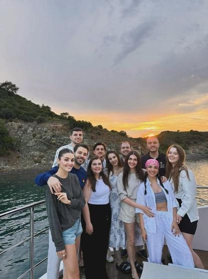 Hande Erçel-Hakan Sabancı çiftinden tekne pozu AŞIKLAR MAVİ TURDA
