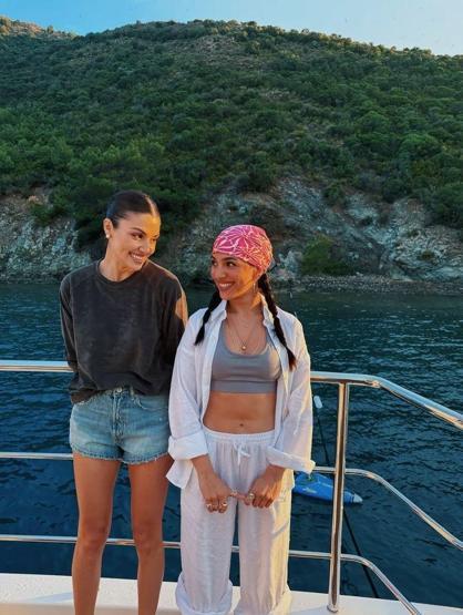 Hande Erçel-Hakan Sabancı çiftinden tekne pozu AŞIKLAR MAVİ TURDA