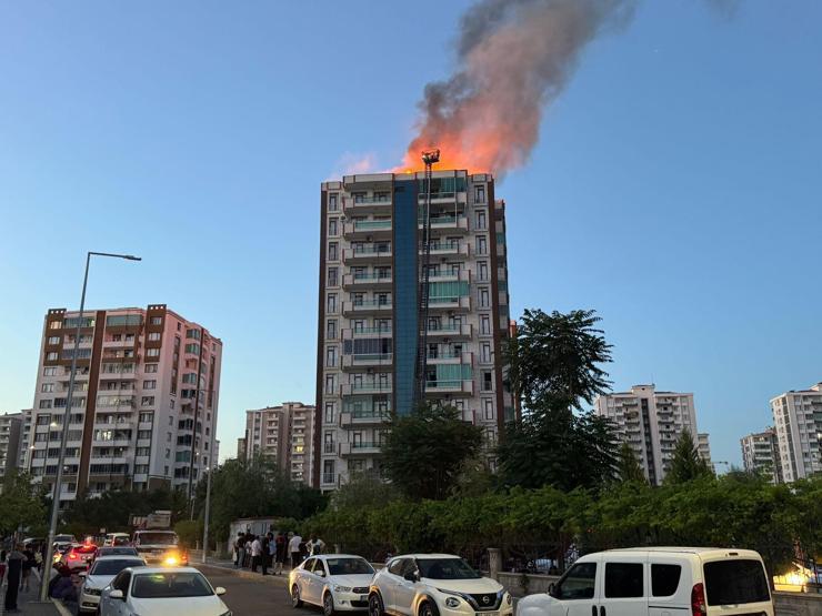 SON DAKİKA | Diyarbakırda 13 katlı binada yangın faciası: 2si çocuk 3 kişi hayatını kaybetti