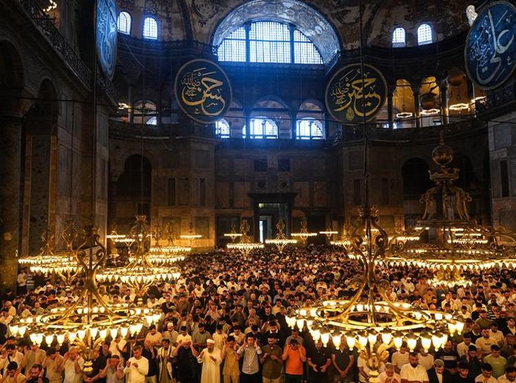 Tüm Türkiyede bayram coşkusu Milyonlarca kişi saf tuttu