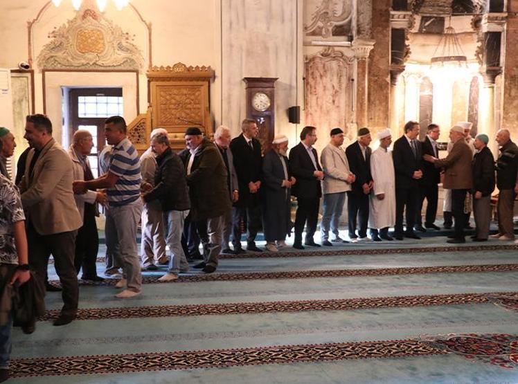 Tüm Türkiyede bayram coşkusu Milyonlarca kişi saf tuttu