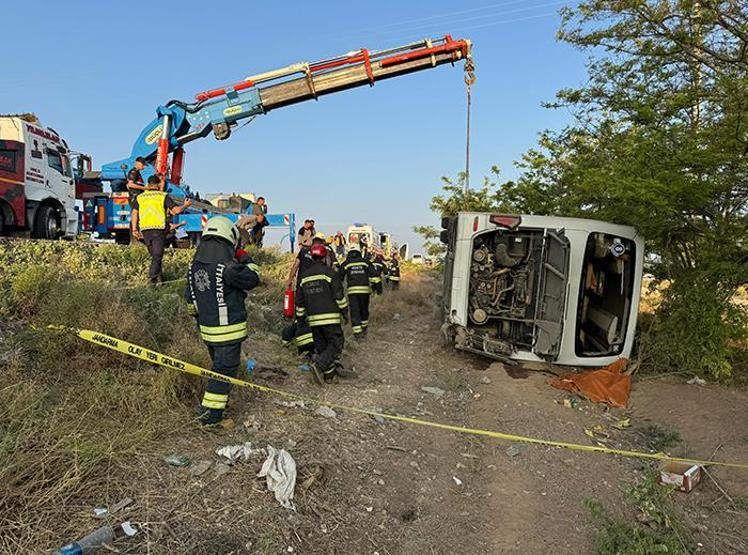 Konyada bayram sabahı feci kaza: Ölü ve yaralılar var
