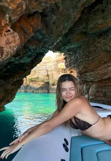 Yaz Geldi, Plajlar Alev Alev Ünlü İsimler Deniz Sezonunu Açtı Afra Saraçoğlu, Cemre Baysel ve Simay Barlastan Bikinili Pozlar