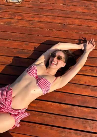 Yaz Geldi, Plajlar Alev Alev Ünlü İsimler Deniz Sezonunu Açtı Afra Saraçoğlu, Cemre Baysel ve Simay Barlastan Bikinili Pozlar