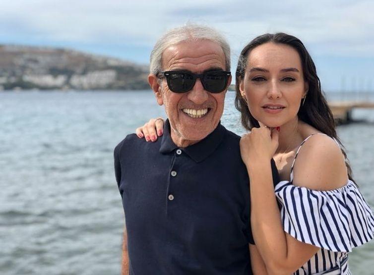 Edip Akbayramın kızından duygulandıran bayram paylaşımı: Bir avuç toprak yerine sana sarılsaydık keşke