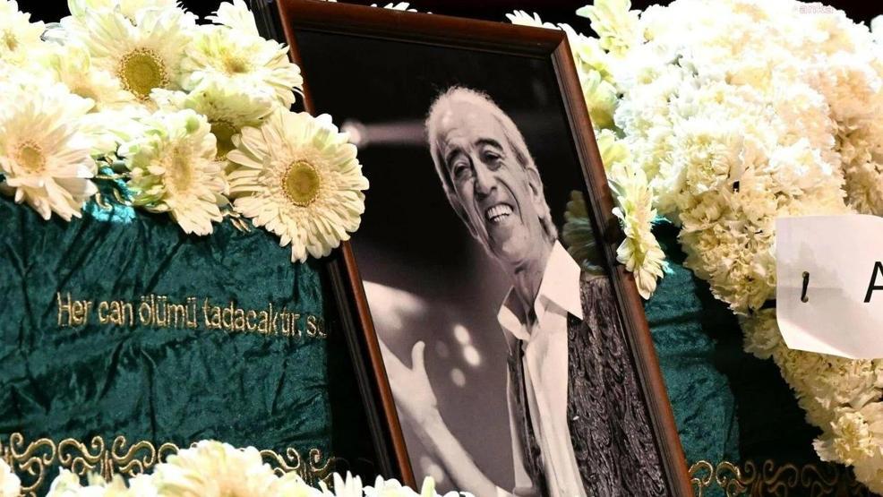 Edip Akbayramın kızından duygulandıran bayram paylaşımı: Bir avuç toprak yerine sana sarılsaydık keşke