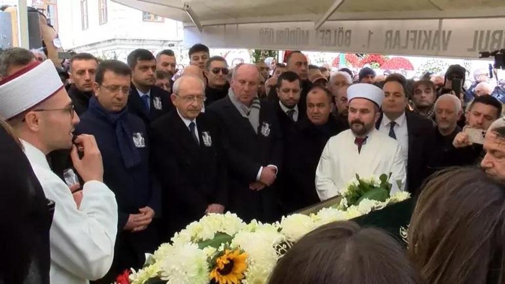 Edip Akbayramın kızından duygulandıran bayram paylaşımı: Bir avuç toprak yerine sana sarılsaydık keşke