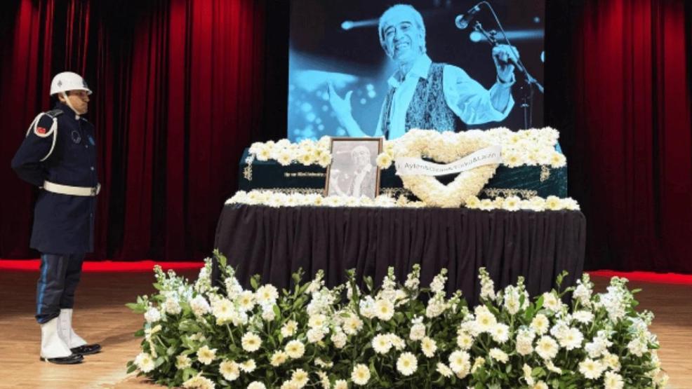 Edip Akbayramın kızından duygulandıran bayram paylaşımı: Bir avuç toprak yerine sana sarılsaydık keşke