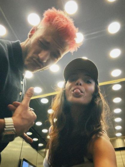 İnci Tanelerinin yıldızı Kubilay Aka saçlarını pembeye boyattı Hafsanur Sancaktutan kayıtsız kalamadı: PAMUK ŞEKERİM