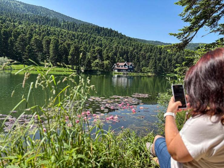 Gölcük Tabiat Parkı Tatilcilerin Akınına Uğradı: Doğası, Enerjisi Harika