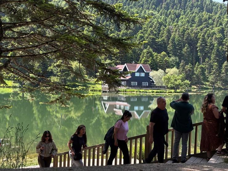 Gölcük Tabiat Parkı Tatilcilerin Akınına Uğradı: Doğası, Enerjisi Harika
