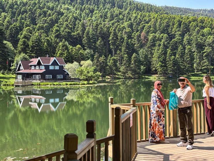 Gölcük Tabiat Parkı Tatilcilerin Akınına Uğradı: Doğası, Enerjisi Harika