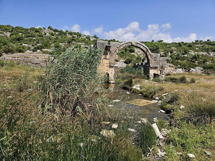Çöplüğe dönmüştü 1800 yıllık kutsal çeşme ve kaplıca turistik alan olacak...