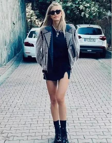 Kim der ki 46 yaşında Çağla Şıkel’den bikinili poz Fit görüntüsü dikkat çekti