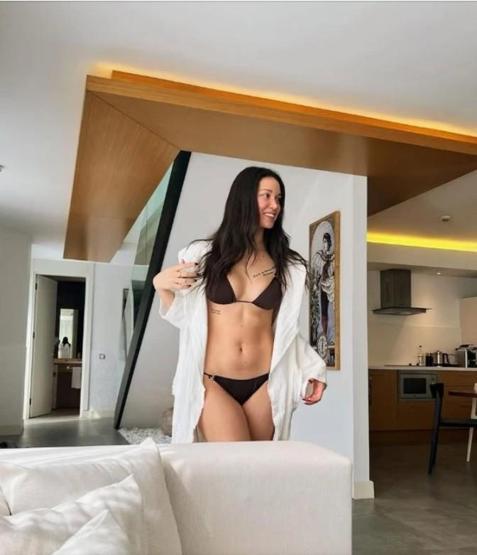 Hazal Subaşı, Siyah Bikinisiyle Yazı Karşıladı Cesur Paylaşımı ve Fit Vücudu Dikkat Çekti