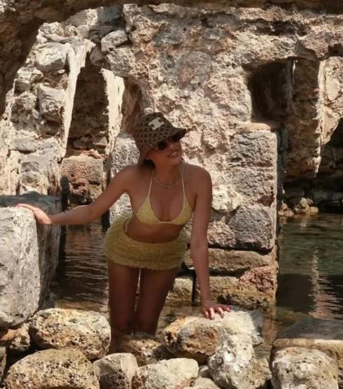 Simay Barlas’tan Cesur Tatil Paylaşımları Sarı Bikinisiyle Göz Doldurdu, İddialı Pozlarına Beğeni Yağdı