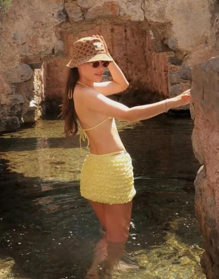 Simay Barlas’tan Cesur Tatil Paylaşımları Sarı Bikinisiyle Göz Doldurdu, İddialı Pozlarına Beğeni Yağdı