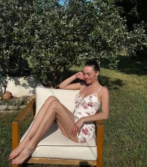 Melis Sezen’den Bayram Sürprizi Çiçek Desenli Mini Elbisesiyle Sosyal Medyayı Salladı