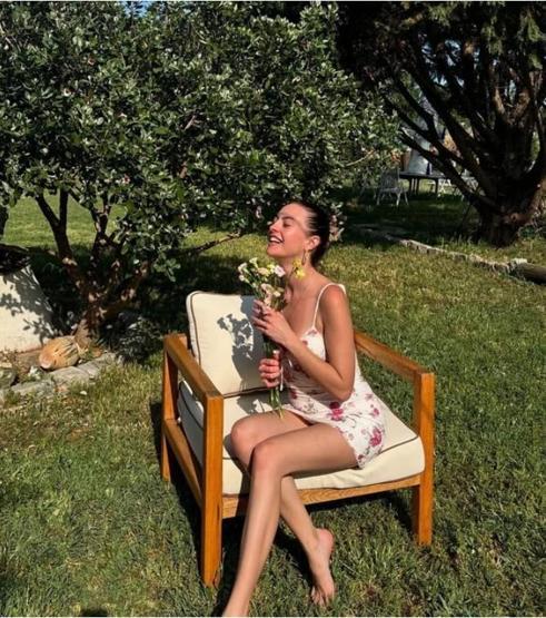 Melis Sezen’den Bayram Sürprizi Çiçek Desenli Mini Elbisesiyle Sosyal Medyayı Salladı