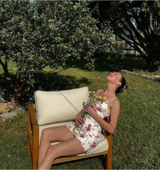Melis Sezen’den Bayram Sürprizi Çiçek Desenli Mini Elbisesiyle Sosyal Medyayı Salladı