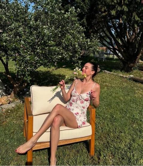 Melis Sezen’den Bayram Sürprizi Çiçek Desenli Mini Elbisesiyle Sosyal Medyayı Salladı