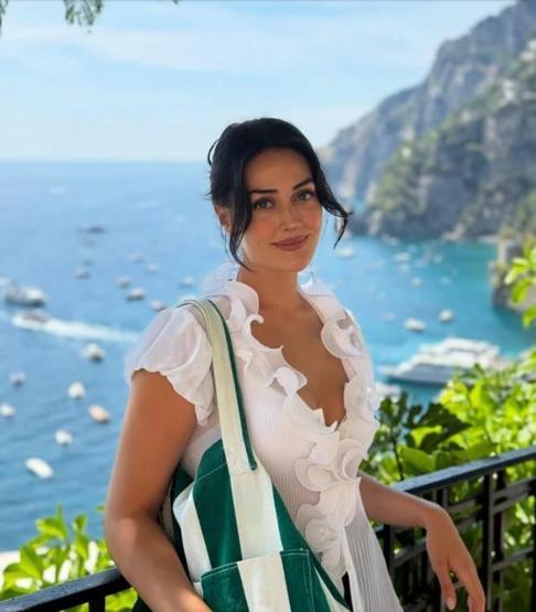 Esra Bilgiç ve Faruk Sabancı’dan Romantik Tatil Paylaşımı Yaz Sezonunu Sevgilisiyle Açtı