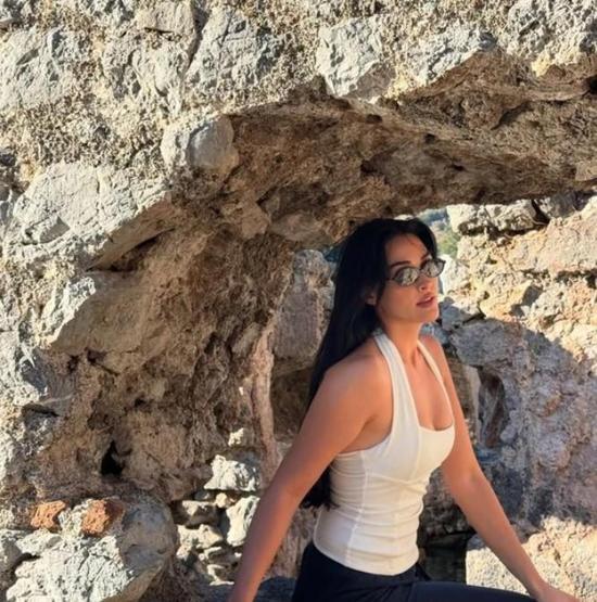 Esra Bilgiç ve Faruk Sabancı’dan Romantik Tatil Paylaşımı Yaz Sezonunu Sevgilisiyle Açtı