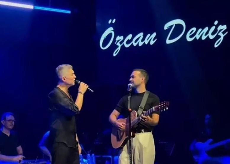 Özcan Deniz, Sahnesinde Sürpriz İsimle Şarkı Söyledi Yeni İmajı İle Dikkatleri Üzerine Topladı