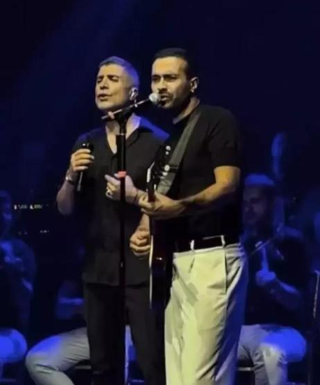 Özcan Deniz, Sahnesinde Sürpriz İsimle Şarkı Söyledi Yeni İmajı İle Dikkatleri Üzerine Topladı