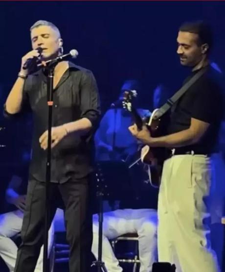 Özcan Deniz, Sahnesinde Sürpriz İsimle Şarkı Söyledi Yeni İmajı İle Dikkatleri Üzerine Topladı