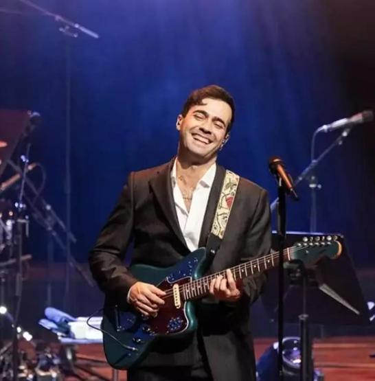 Özcan Deniz, Sahnesinde Sürpriz İsimle Şarkı Söyledi Yeni İmajı İle Dikkatleri Üzerine Topladı