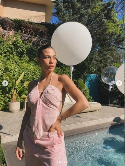 Demet Özdemir’den Pembe Kombinle Yeni Pozlar Sosyal Medya Paylaşımları Büyük İlgi Gördü