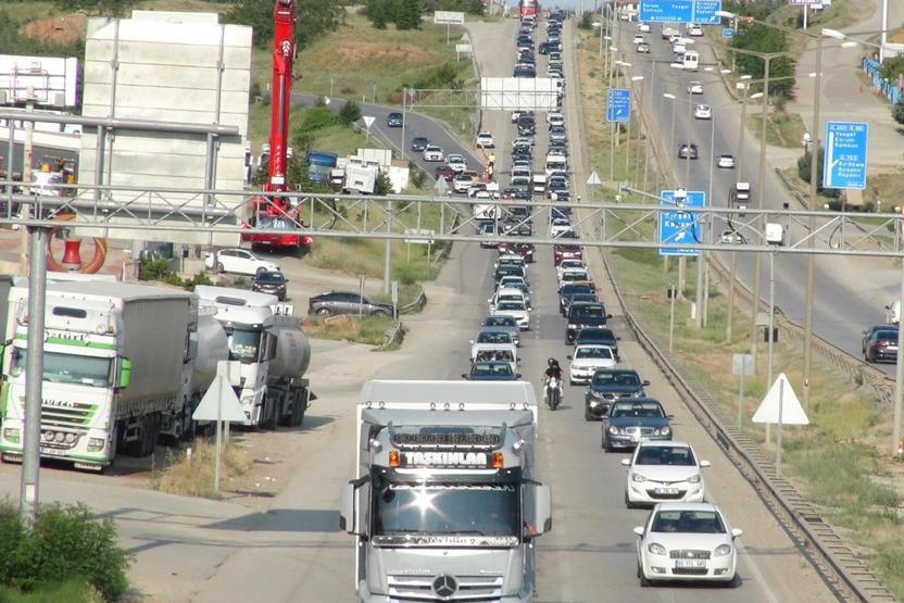 İstanbul’a dönüş çilesi başladı: Kilit kavşaklarda trafik yoğunluğu