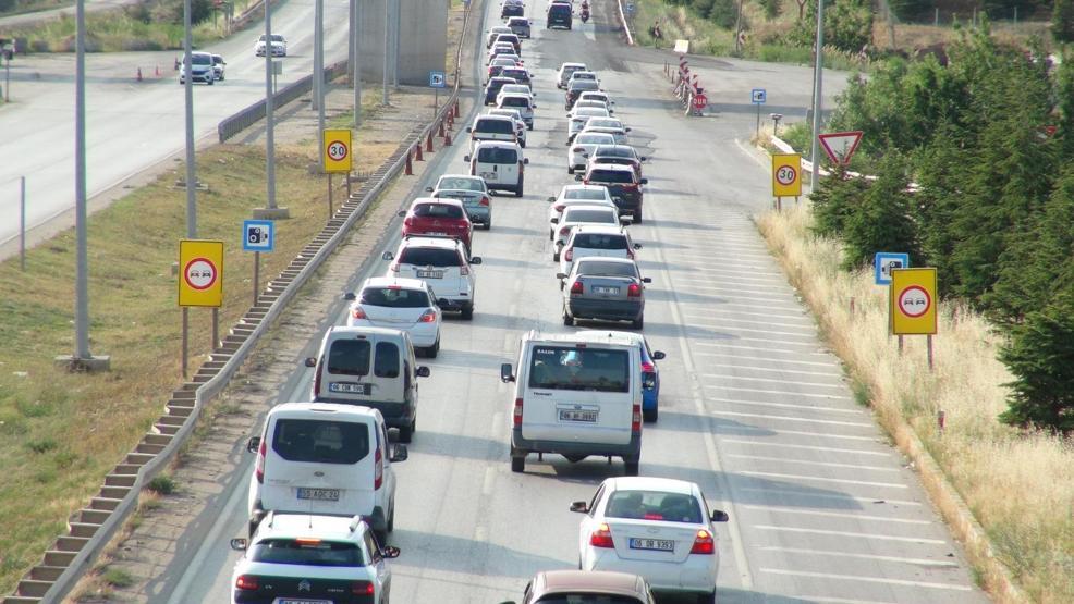 İstanbul’a dönüş çilesi başladı: Kilit kavşaklarda trafik yoğunluğu
