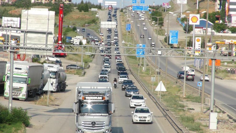 İstanbul’a dönüş çilesi başladı: Kilit kavşaklarda trafik yoğunluğu